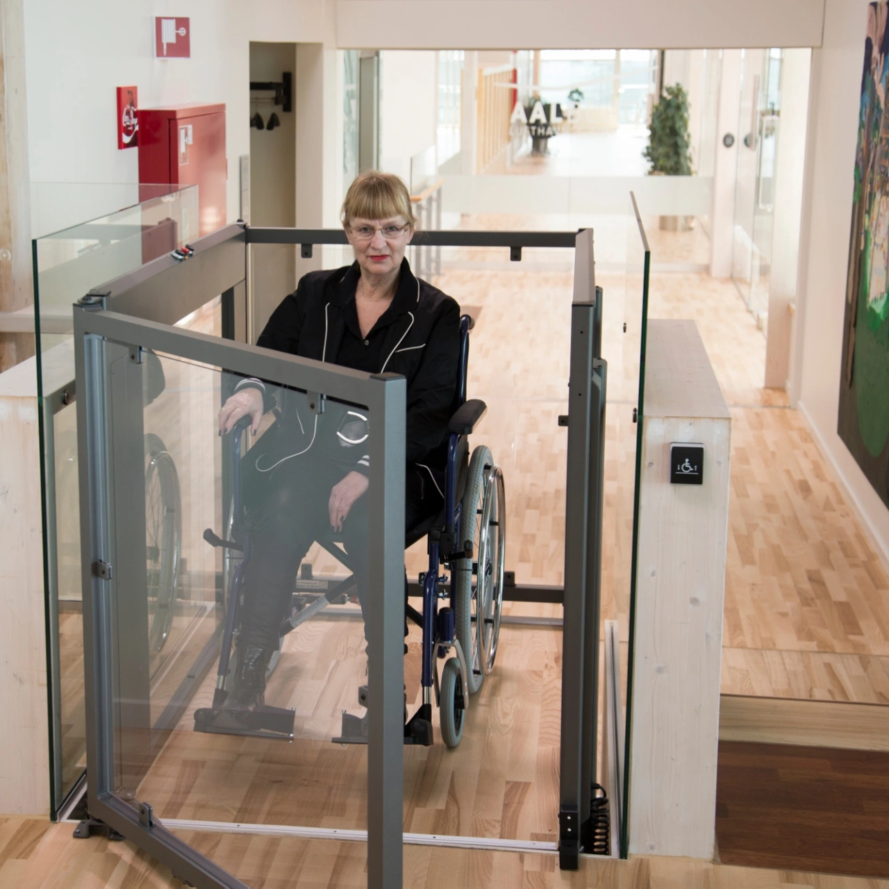 EasyLift platform with safety guard rails and pressure plate edge protection